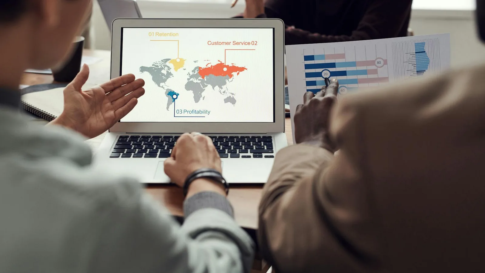 Team commerciale B2B che analizza dati, opportunità cliente e indicatori per un processo di lead generation