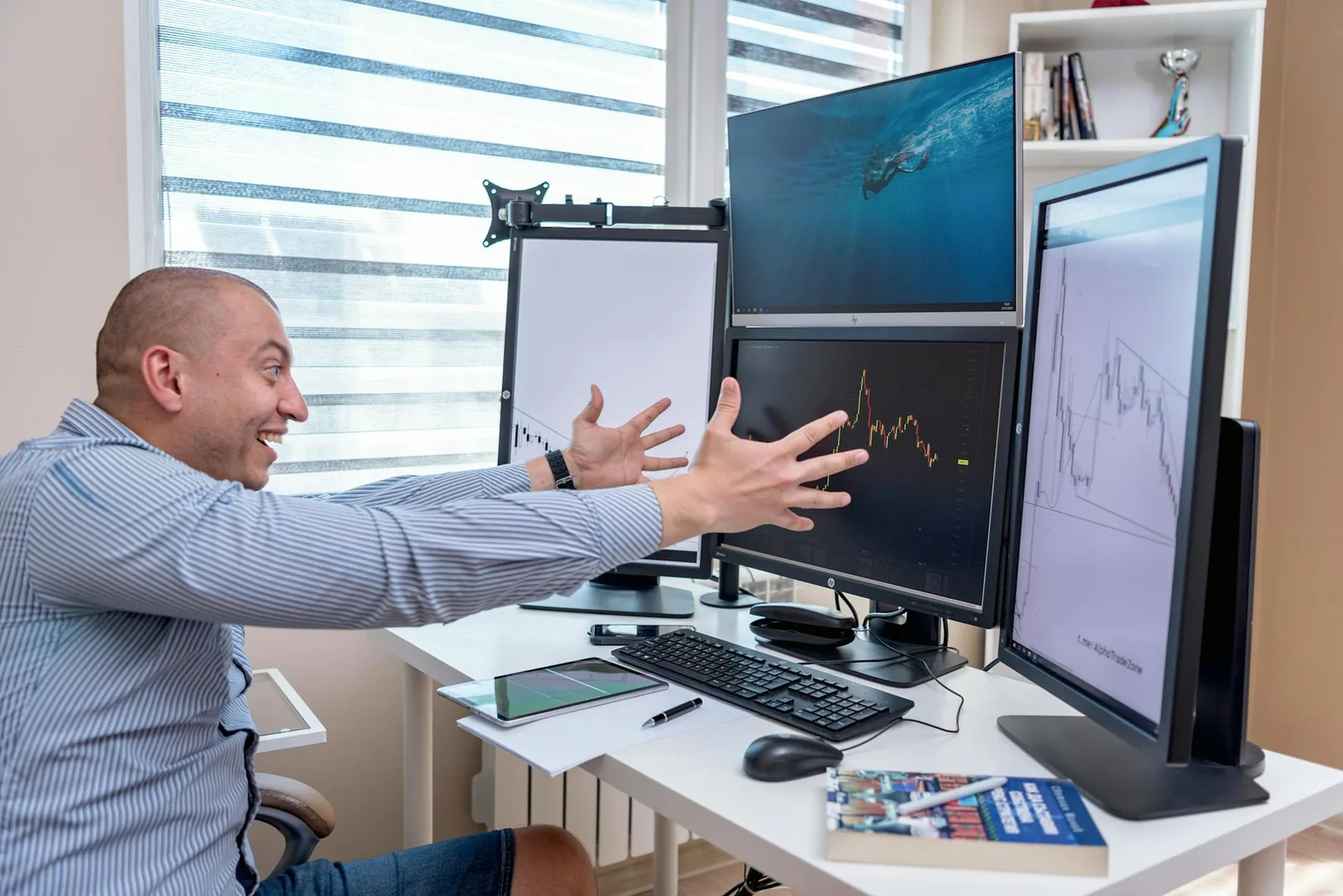 Scrivania di trading con piu monitor usata per spiegare l'Omega Ratio nel trading