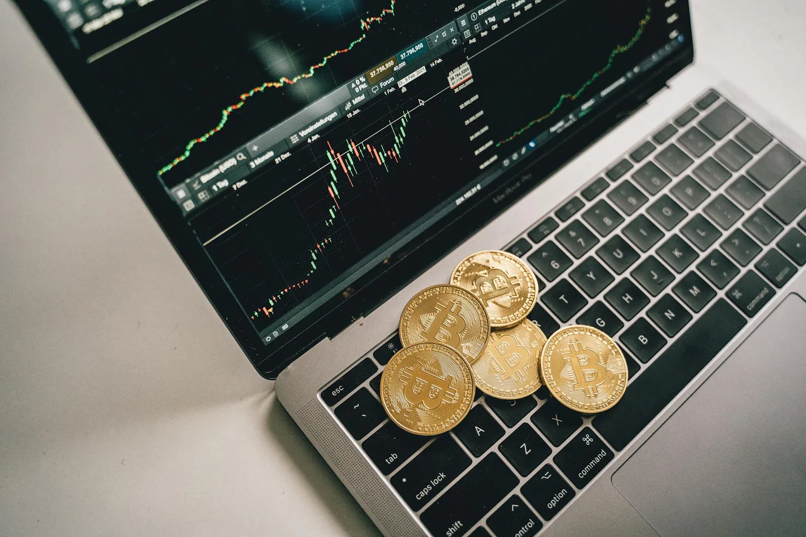 Laptop con dashboard di mercato usato per spiegare il Recovery Factor nel trading